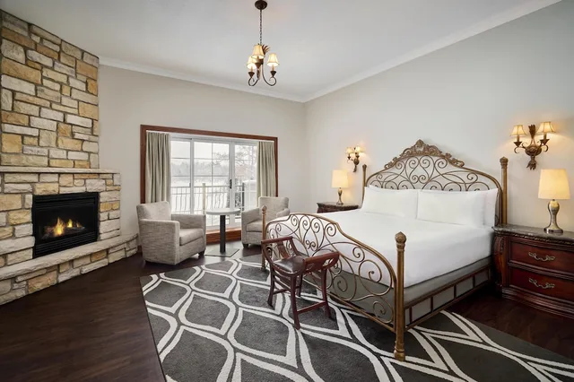 غرفة قياسية بسرير كينج بإطلالة على البحيرة بشرفة، Christies Mill Waterfront Resort and Spa 5/10