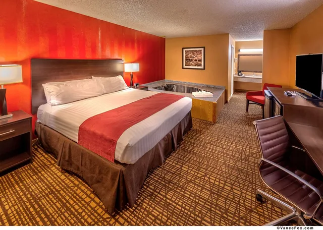 جناح بسرير كينج بحوض جاكوزي، SureStay Hotel by Best Western Lovelock 1/3
