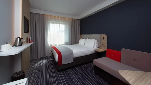 غرفة قياسية بسرير مزدوج مع أريكة، Holiday Inn Express Geneva Airport 6/8