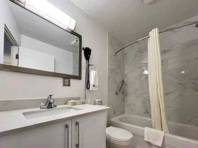 غرفة بسريرين مزدوجين يُسمح فيها بالحيوانات الأليفة، Econo Lodge Calgary Motel Village 9/10