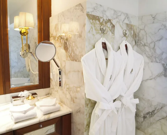غرفة رومانسية بسرير كينج بإطلالة على المدينة بحوض استحمام، Schloss Monchstein Hotel 6/9