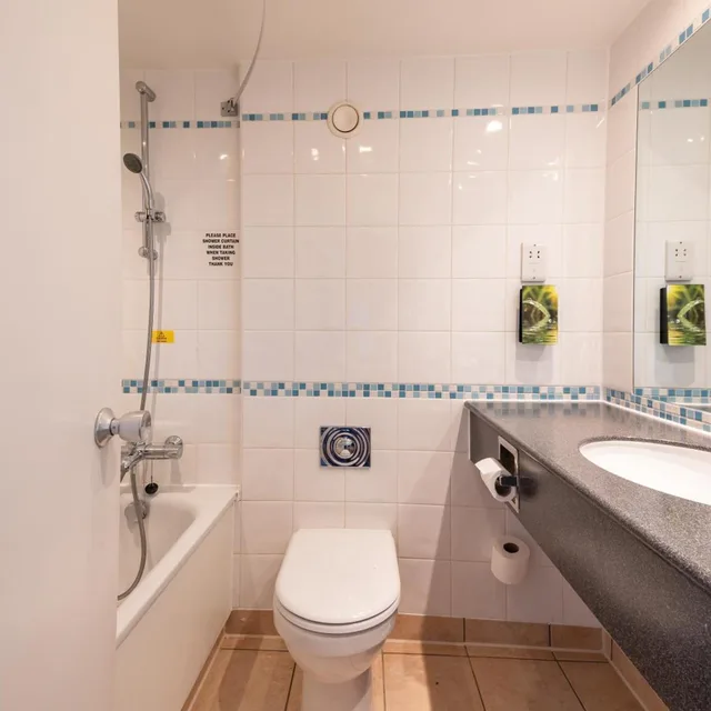 غرفة بسرير مزدوج بحوض استحمام لذوي الإعاقة، Milestone Peterborough Hotel A1M, Sure Hotel Collection 5/6