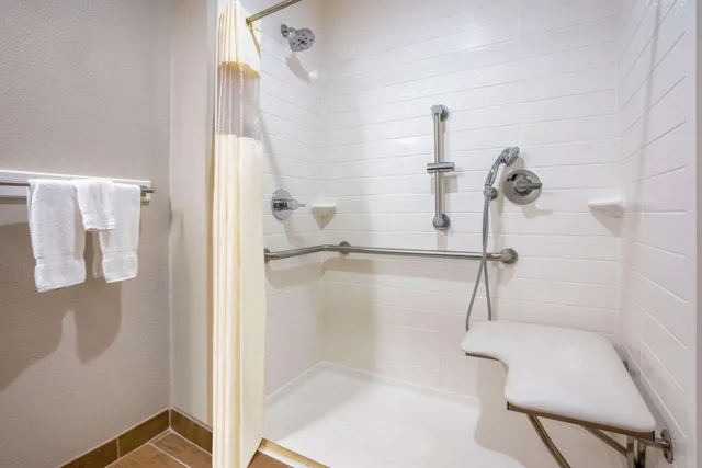 غرفة بسريرين كوين لذوي الإعاقة، La Quinta Inn & Suites by Wyndham College Station South 3/4