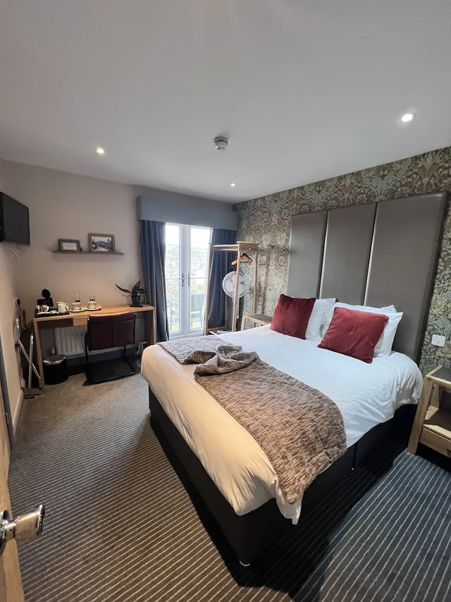 Comfort, Double Bed, Hill View, Balcony, The New Hobbit Hotel 2/6