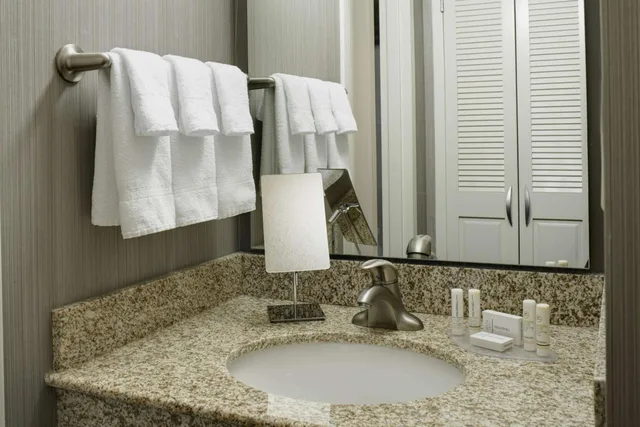 غرفة بسرير كينج لذوي الإعاقة، AmericInn by Wyndham Brookfield 6/8