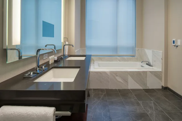 غرفة بسريرين كينج بغرفتي نوم لذوي الإعاقة، Embassy Suites By Hilton Seattle Downtown Pioneer Square 2/3