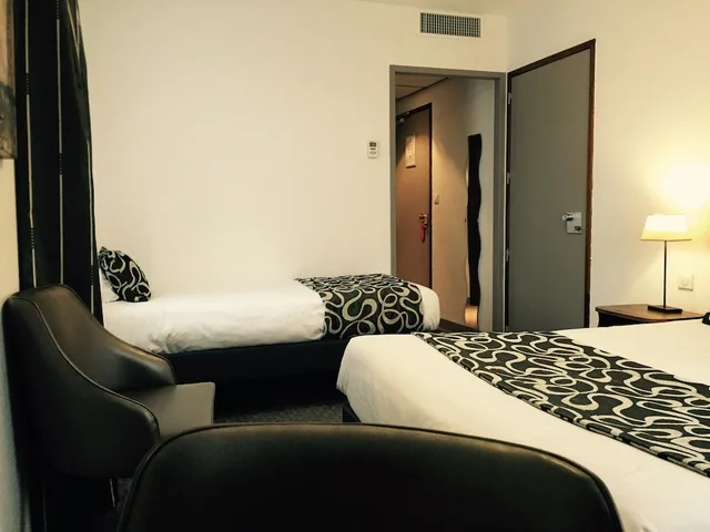 Family, Triple, 1 Double and 1 Single Bed, Hotel the Originals Du Moulin Niort 3/4