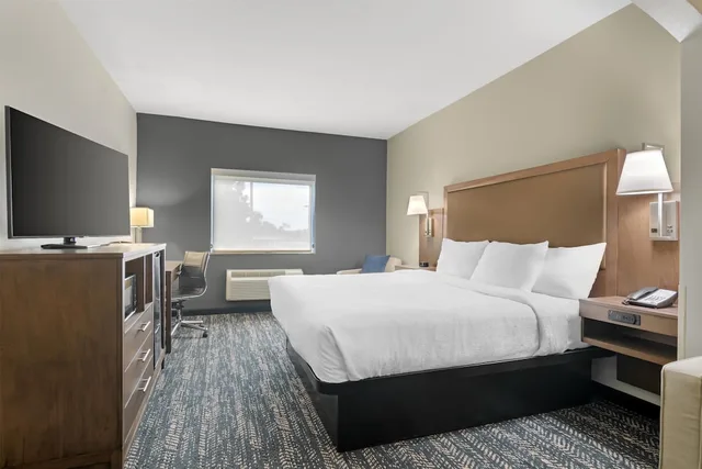 غرفة قياسية بسرير كينج مع أريكة، Best Western Plus Washington Hotel 4/6