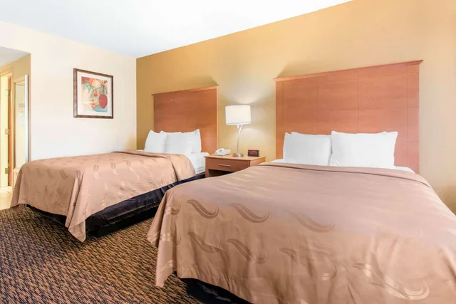 غرفة بسريرين كوين، University Hotel & Suites Shippensburg, Trademark by Wyndham 1/3