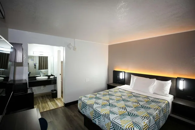 غرفة بسرير كوين لذوي الإعاقة، Motel6 Sacramento, CA - Old Sacramento North 1/8
