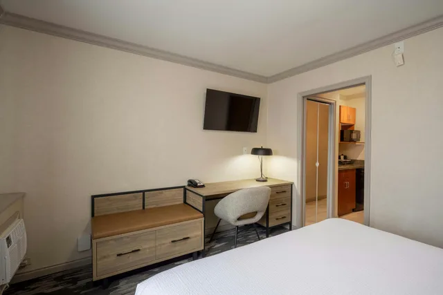 جناح بسرير كينج مع أريكة بمطبخ صغير، Sandman Hotel & Suites Winnipeg Airport 4/6