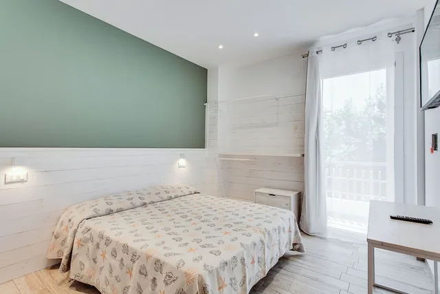 غرفة رباعية بسريرين منفصلين وسرير بطابقين بإطلالة على المسبح، Evo Boutique Hotel 1/4