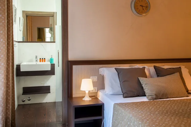 غرفة رباعية بسرير مزدوج وسريرين منفصلين بشرفة، corso grand suite 6/10