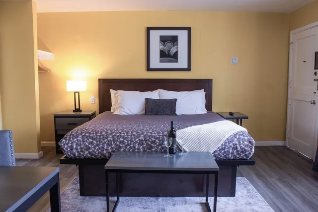 جناح عائلي بسرير كينج وسريرين منفصلين بغرفتي نوم، Carmel Wayfarer Inn 1/10