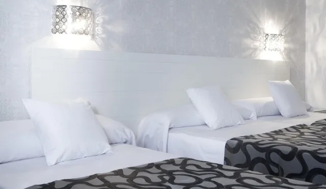 غرفة بثلاثة أسرّة مع سرير إضافي، La Boutique Puerta Osario 2/4