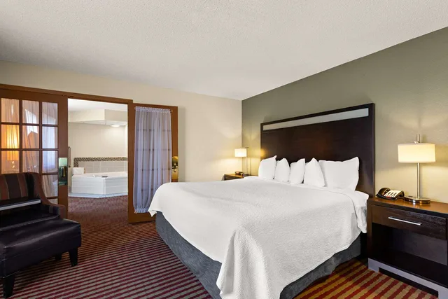 جناح بسرير كينج مع أريكة بحوض جاكوزي، Best Western Germantown Inn 1/3
