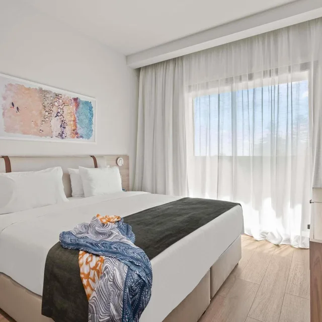 Classic, Single Bed, Convertible Double Bed, Balcony، Mercure Larnaca Finikoudes Beach 1/9