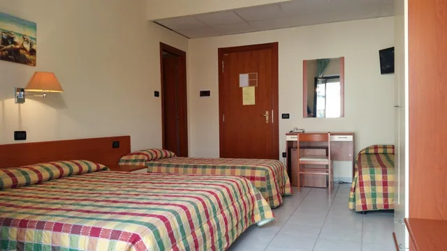 غرفة رباعية، Hotel Leon 2/8