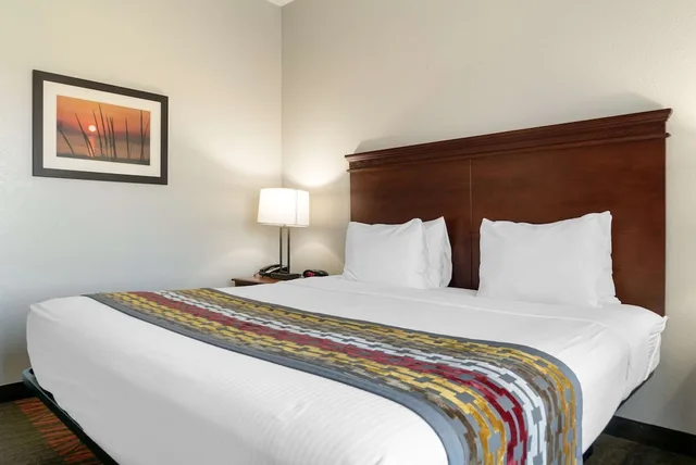 جناح بسرير كينج بحوض جاكوزي، Executive Inn & Suites 2/4