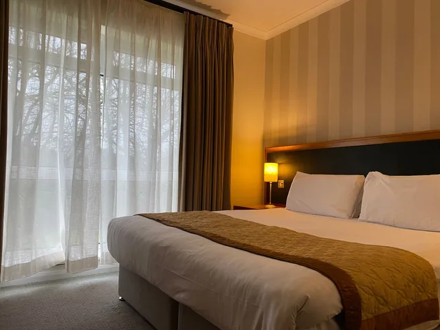 غرفة عائلية بسرير مزدوج وسريرين منفصلين، Brook Mollington Banastre Hotel & Spa 1/6