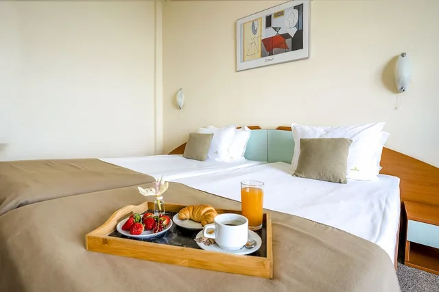 غرفة عائلية بسرير مزدوج بإطلالة على المتنزه مع أريكة، Palm Beach Hotel - All Inclusive with Free beach package & Private Beach 3/9