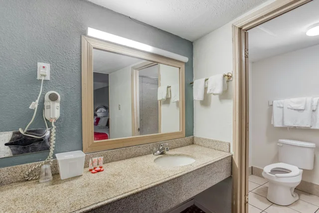 غرفة بسريرين فرديين، OYO Hotel Bald Knob near Searcy AR 8/10