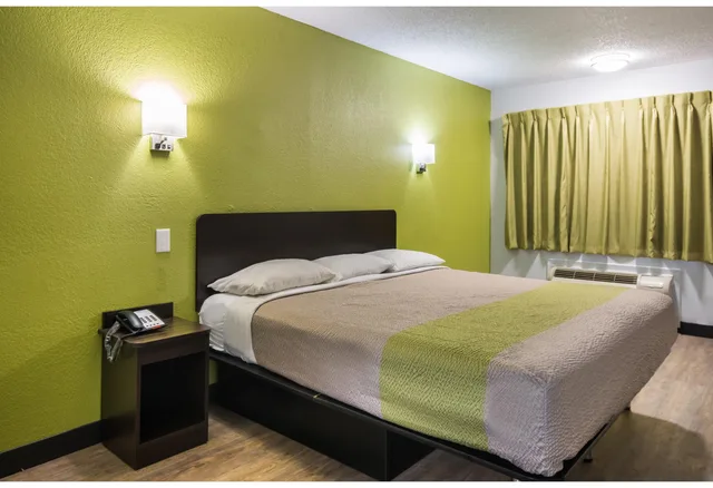 Room, King Bed, Smoking, Motel6 Irving, TX - Loop 12 4/10