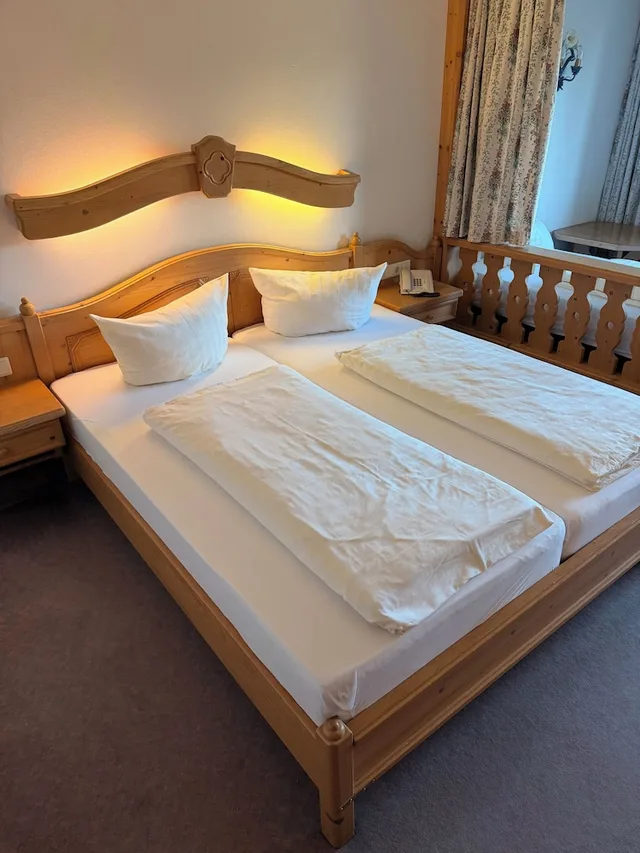 غرفة قياسية ثلاثية بسرير كينج وسرير فردي بإطلالة على الجبل، Gruberhof Hotel 2/10