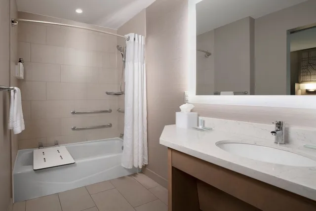 جناح بسريرين كوين مع سرير سحّاب إضافي مع أريكة لذوي الإعاقة، SpringHill Suites by Marriott Fort Worth Historic Stockyards 4/6