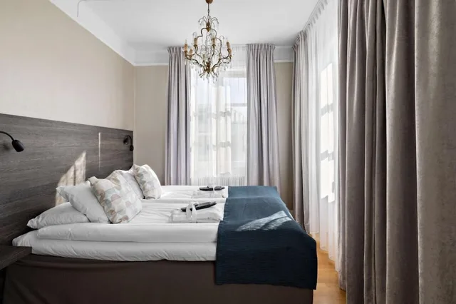 جناح جونيور بسرير كينج بحوض استحمام، Motala Stadshotell 1/1