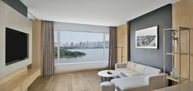 Club, Suite, with View, The Westin Mumbai Powai Lake (ex Renaissance Mumbai) 3/8