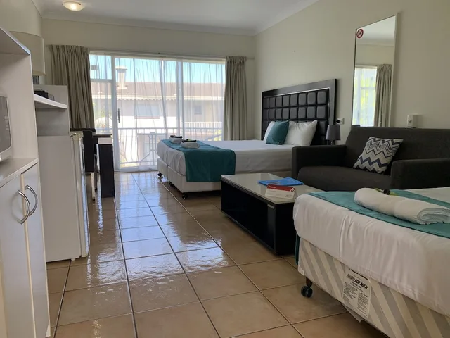 غرفة قياسية بسرير كينج وسرير فردي، Tweed Central Motel 1/2