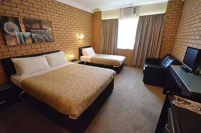 غرفة بسرير كوين وسرير فردي، Avondel Motor Inn Benalla 2/4