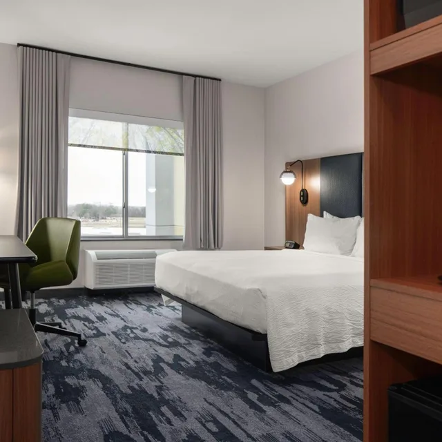 غرفة بسرير كينج بحوض استحمام لذوي الإعاقة، Fairfield Inn & Suites by Marriott Dallas McKinney 1/6