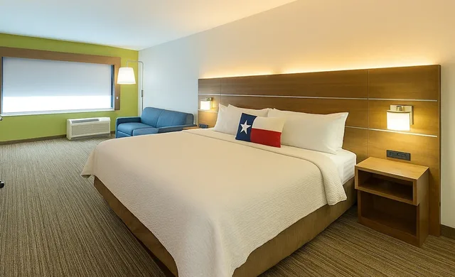 جناح بسرير كينج مع أريكة، Holiday Inn Express Suites Lindale 1/7