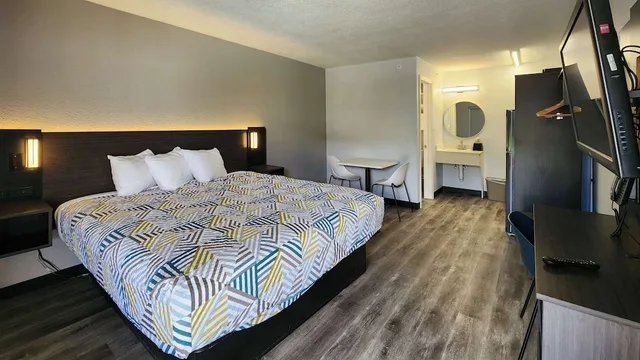غرفة قياسية بسرير كينج بمطبخ، Studio6 Alvin, TX 2/7