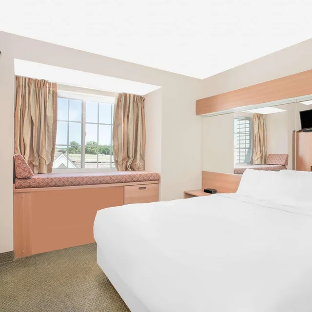 غرفة بسرير كوين بحوض استحمام لذوي الإعاقة، Microtel Inn & Suites By Wyndham Colfax/Newton 4/7