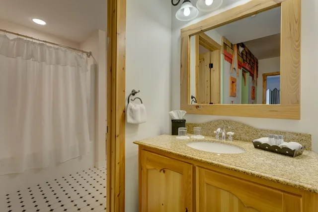 Grand, Mountain, Lodge, King Bed، Boyne Mountain Resort 4/6