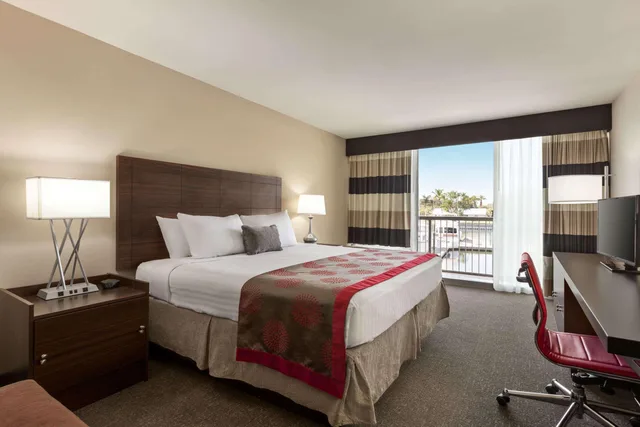 Room, King Bed, Water View, Balcony، Ramada by Wyndham Sarasota Waterfront 1/1
