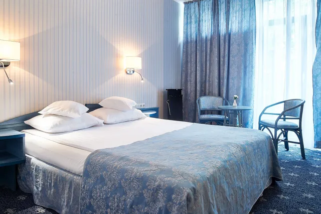 جناح عائلي بسرير كوين مع أريكة، Continental Hotel 3/8