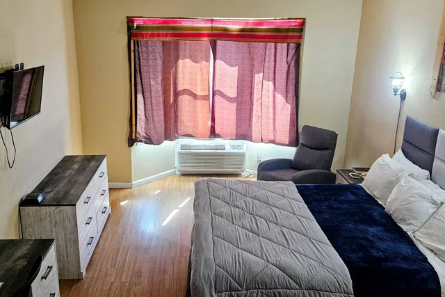 جناح بسرير كينج، Rodeway Inn Roswell West 3/4