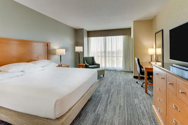 غرفة ديلوكس بسرير كينج بحوض استحمام في طابق مرتفع لذوي الإعاقة، Drury Inn & Suites Orlando 1/6