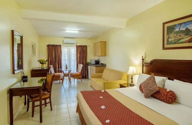 جناح جونيور تنفيذي بسرير كينج مع أريكة، Bay Gardens Hotel 2/4