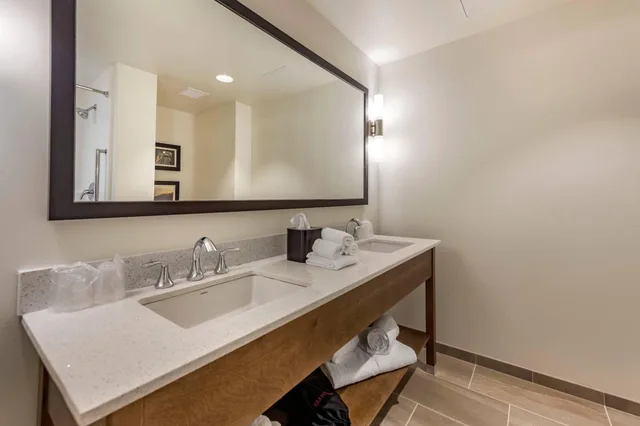 Suite, Multiple Beds, Comfort Inn and Suites Pittsburgh Northshore, PA 2/2