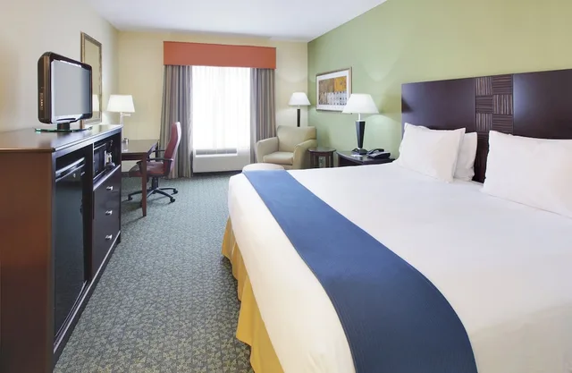 غرفة قياسية بسرير كينج بحوض جاكوزي، Holiday Inn Express Suites Covington 1/2