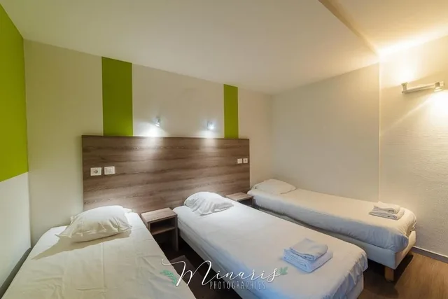 Room, Triple, 1 Double and 1 Single Bed, B Hotel Troyes Aeroport 4/6