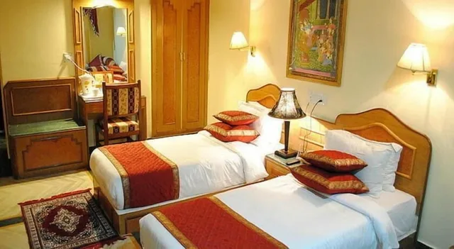 غرفة قياسية بسرير كوين بإطلالة على المدينة بغرفة نوم واحدة، Fort Chandragupt Hotel 5/6