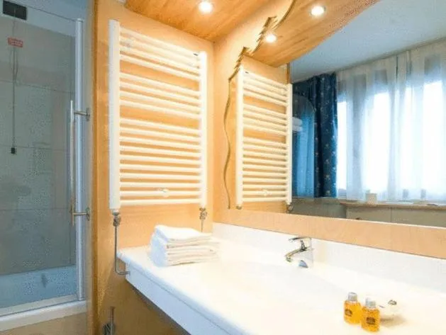 Room, Double or Twin Bed, Balcony, HOTEL RIVE 4/4