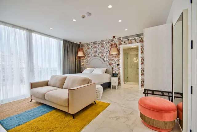 Executive, Suite, Queen Bed, Outdoor Jetted Tub, Sofa, Kitchenette، Holm Hotel And Spa 1/1