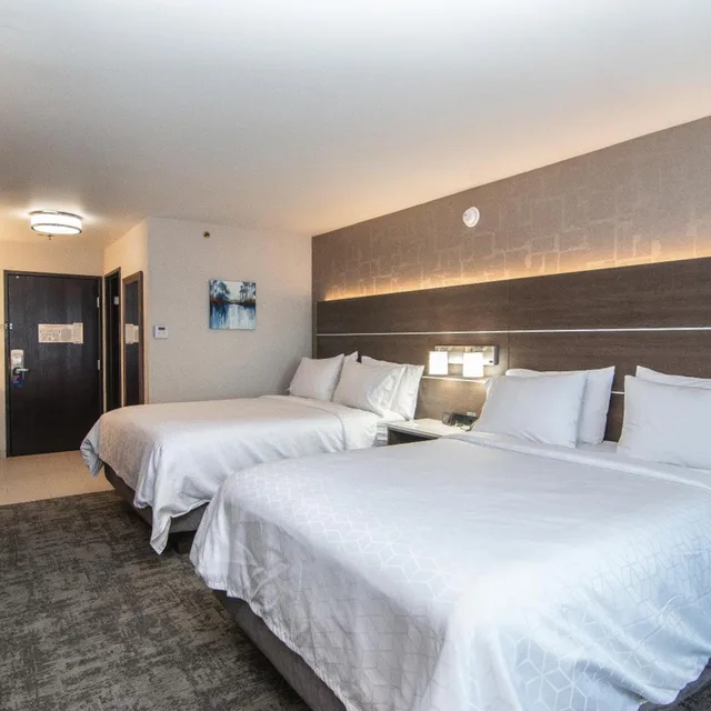 غرفة بسريرين كوين بشرفة، Holiday Inn Express Hotel & Suites Kalispell 2/6